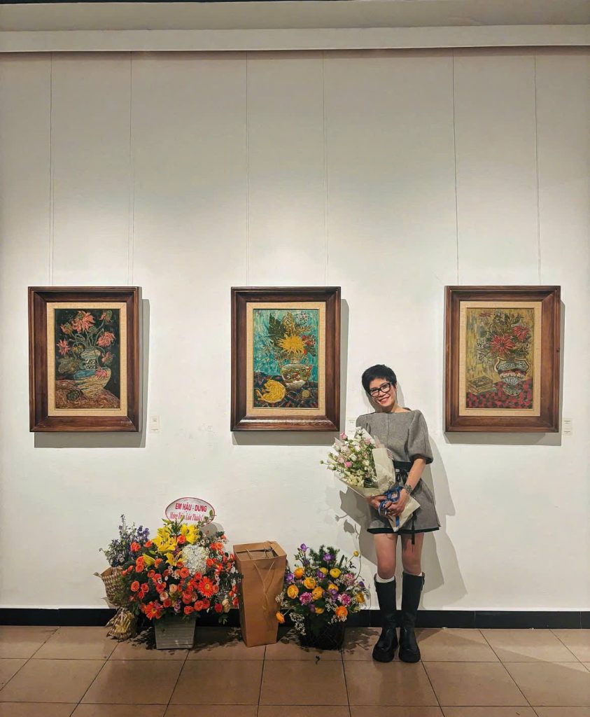 Họa sĩ Vương Thanh Mỹ bên các tác phẩm của mình trong không gian triển lãm, nơi sơn mài truyền thống được giới thiệu tới công chúng