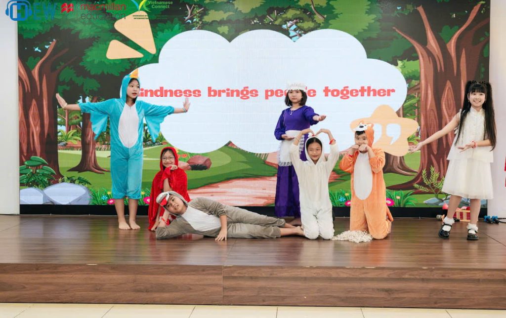 Tiết mục “Little Red Riding Hood” của Hooray English