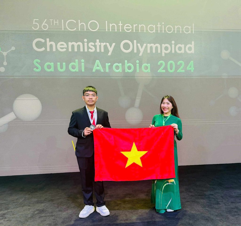 Cô Văn Phương Trang và con trai Đỗ Phú Quốc tại lễ bế mạc kỳ thi ICHO 2024. Quốc chính là học sinh đầu tiên của Quảng Nam (nay là Thành phố Đà Nẵng) tham dự kỳ thi Olympic Hóa học quốc tế