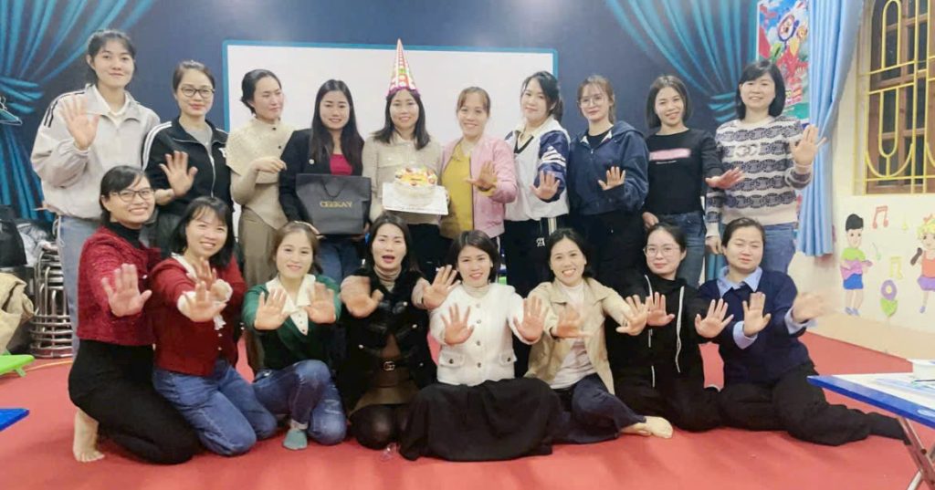 Cô Lê Thị Út cùng học viên lớp tập huấn nâng cao chuyên môn nghiệp vụ cho các cơ sở GDMN độc lập tư thục thành phố Chí Linh Hải Dương