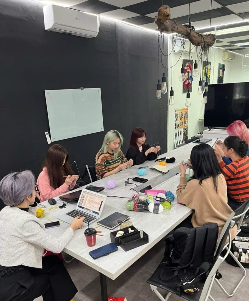 Họa sĩ Vương Thanh Mỹ cùng sinh viên trong một buổi workshop thủ công