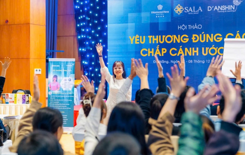 Khoảnh khắc kết nối đầy cảm xúc giữa Nhà đào tạo Lương Hương và các học viên trong hội thảo