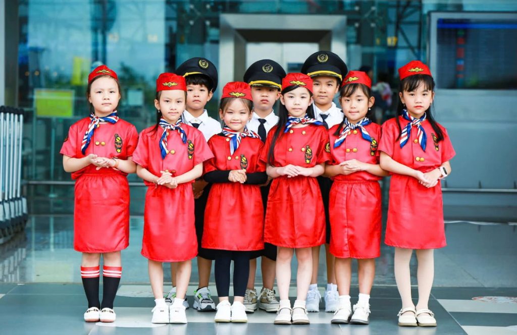 Những “tiếp viên hàng không nhí” trong chương trình trải nghiệm mùa hè tại Creative English Center
