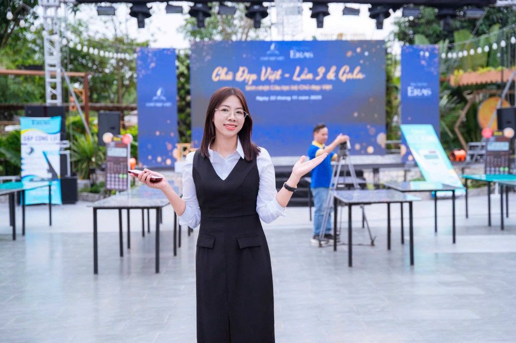 Cô Vân Anh vui vẻ