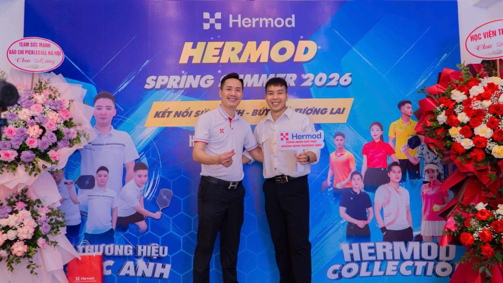 HLV Lê Văn Nhân (bên phải) - Từ HLV bơi lội đến người lan tỏa tinh thần pickleball