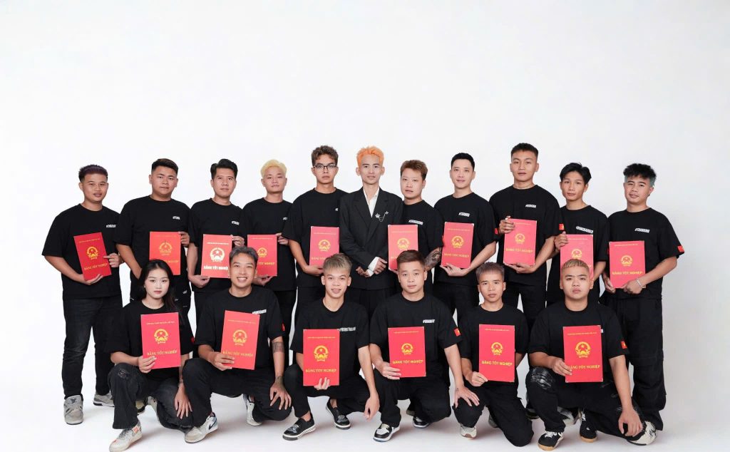 Barber Phạm Văn Tân luôn dành hết tâm huyết để truyền đạt kiến thức và kinh nghiệm cho học viên