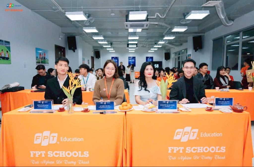 HLV Mai Hương - BGK chung kết cuộc thi The voice của trường FPT Bắc Giang