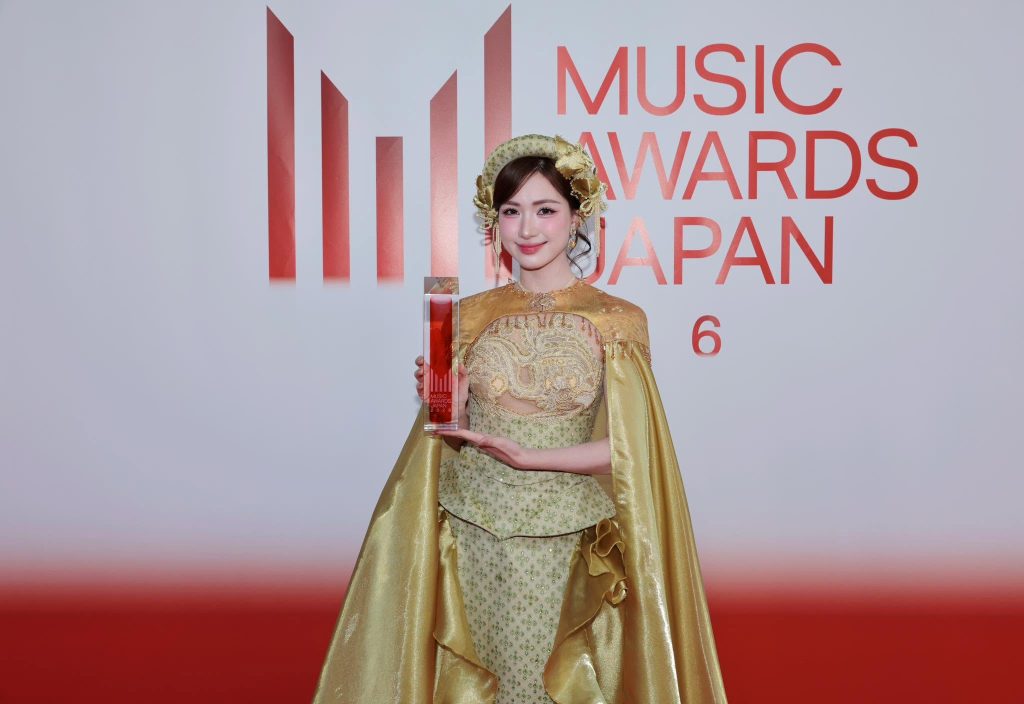 Hòa Minzy thắng lớn tại Music Awards Japan 2026