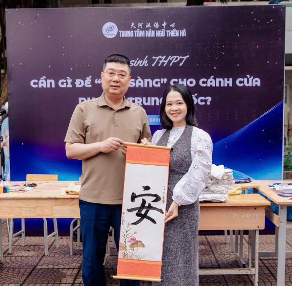 Cô giáo Vân Anh - Giảng viên Khoa Tiếng Trung Quốc tại Trường Đại học Mở Hà Nội, đồng thời là Founder Trung tâm Hán ngữ Thiên Hà tại Hà Nội