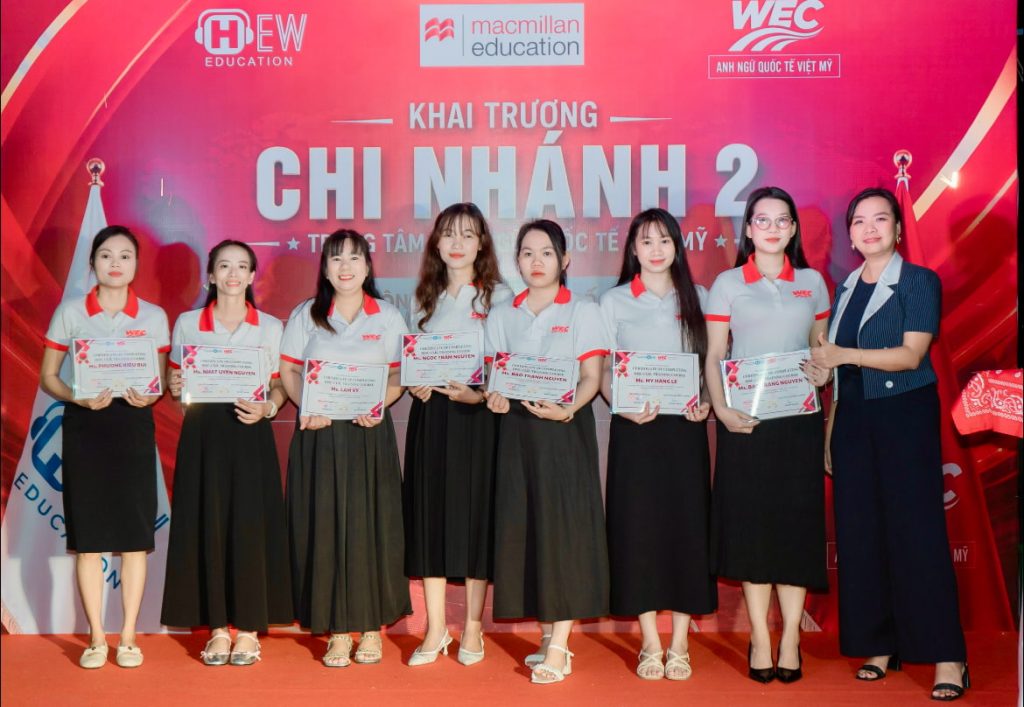 Đội ngũ giáo viên được trao chứng nhận hoàn thành khóa training kỹ năng giảng dạy theo chuẩn định hướng DISC bởi Ms. Gem Nguyen (Đại diện HEW Education)
