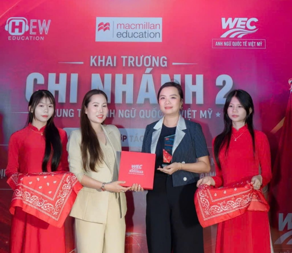 Đại diện Việt Mỹ WEC và HEW Education thực hiện nghi thức ký kết hợp tác chiến lược nâng cao chất lượng đào tạo theo chuẩn quốc tế