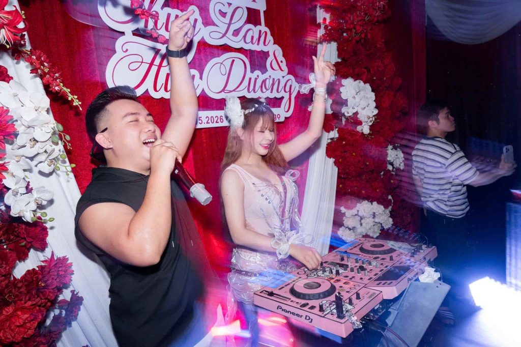 DJ Bình KA luôn cháy hết mình trên sân khấu