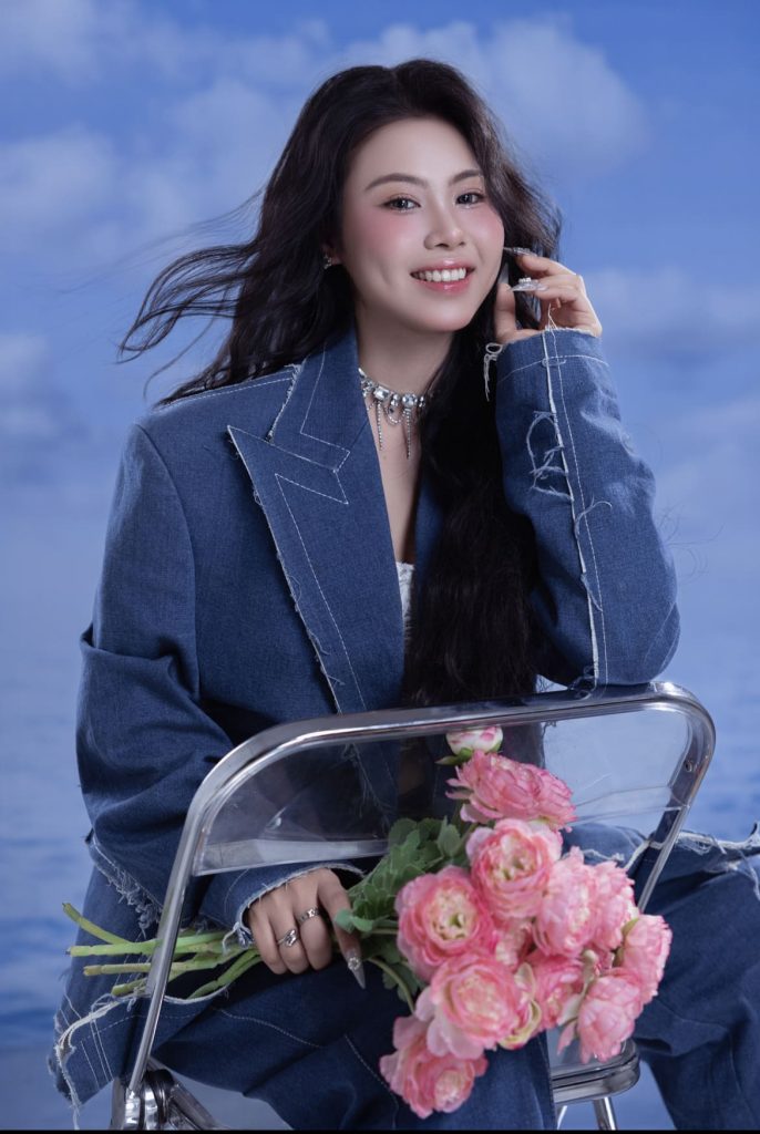 Sử Thanh Phương – Tốt nghiệp Thủ khoa chuyên ngành Thanh nhạc năm 2025, Trường Cao đẳng Văn hóa Nghệ thuật Đà Nẵng; hiện là ca sĩ tự do và giáo viên âm nhạc tại Trường THCS Nguyễn Bỉnh Khiêm