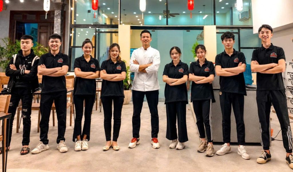 Bếp trưởng Đàm Trọng Bình đồng hành cùng đội ngũ trẻ, góp phần xây dựng và phát triển hệ thống 3 cơ sở của “Bếp Dì Mai”
