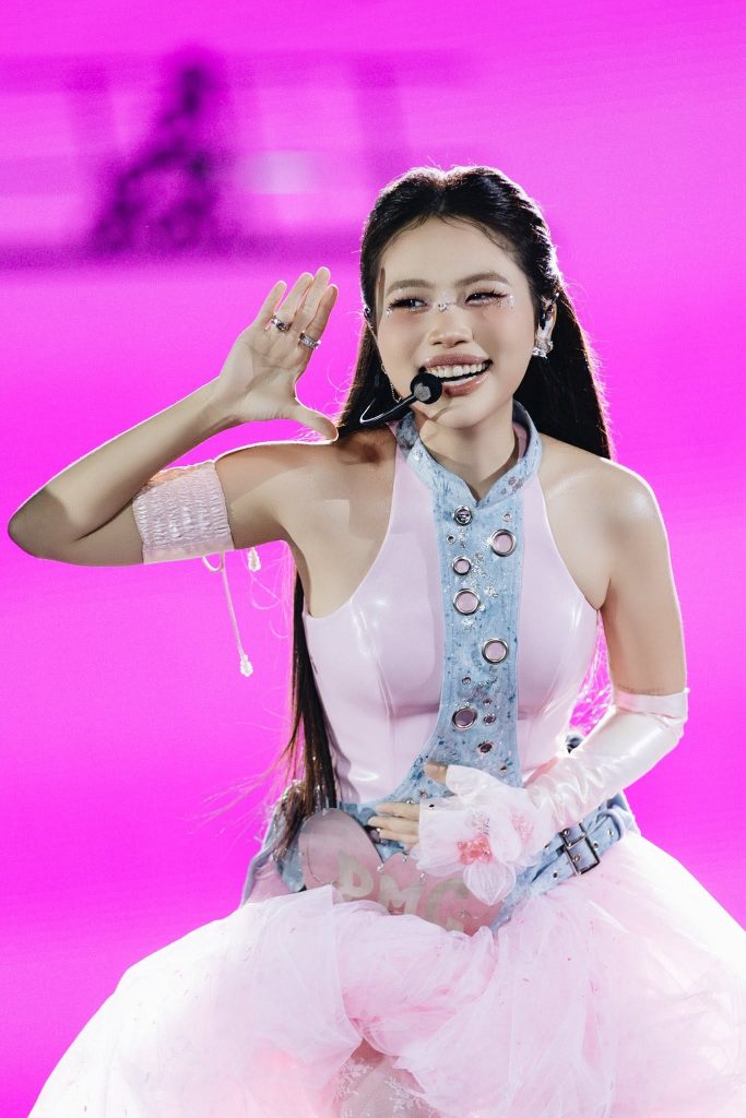 13 năm sau The Voice Kids, Phương Mỹ Chi ngày càng trưởng thành và nổi bật