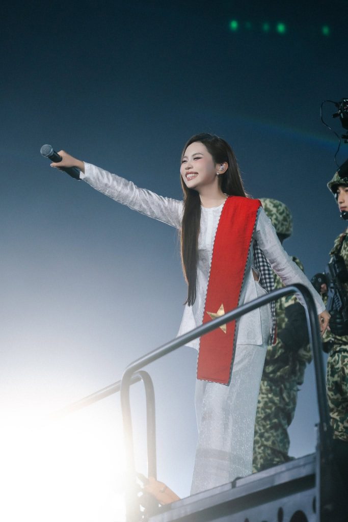 13 năm sau The Voice Kids, Phương Mỹ Chi ngày càng trưởng thành và nổi bật