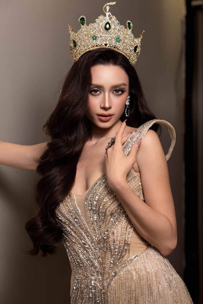 Emoura Phạm: “Tôi sốc khi nghe tên mình được xướng lên”