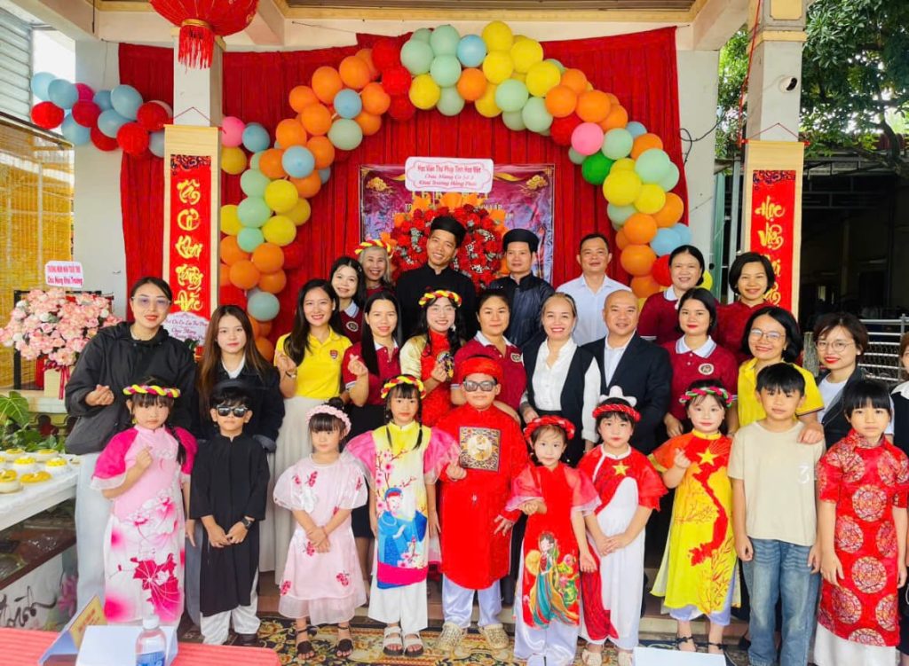 Đông đảo phụ huynh, học viên và khách mời cùng chúc mừng dấu mốc mới của Luyện Chữ Đẹp Mùi Võ 