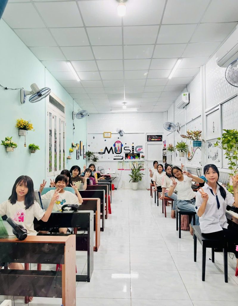Từ những giờ học đầu tiên, Lớp nhạc Cẩm Hoàng chú trọng nền tảng, cảm thụ và sự tự tin khi biểu diễn