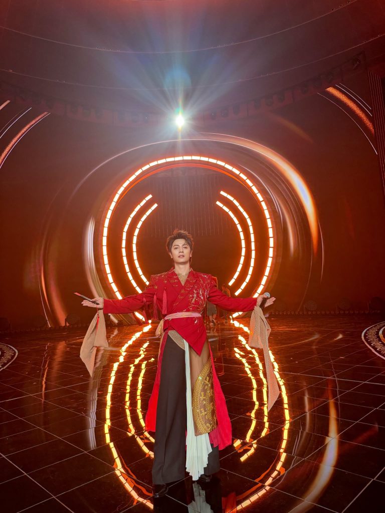 Đăng Khôi khoe chất liệu Việt tại Silk Way Star