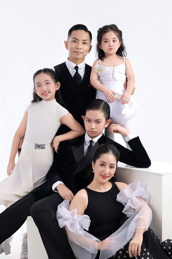 Khánh Thi - Phan Hiển khoe khoảnh khắc cả gia đình cùng khiêu vũ
