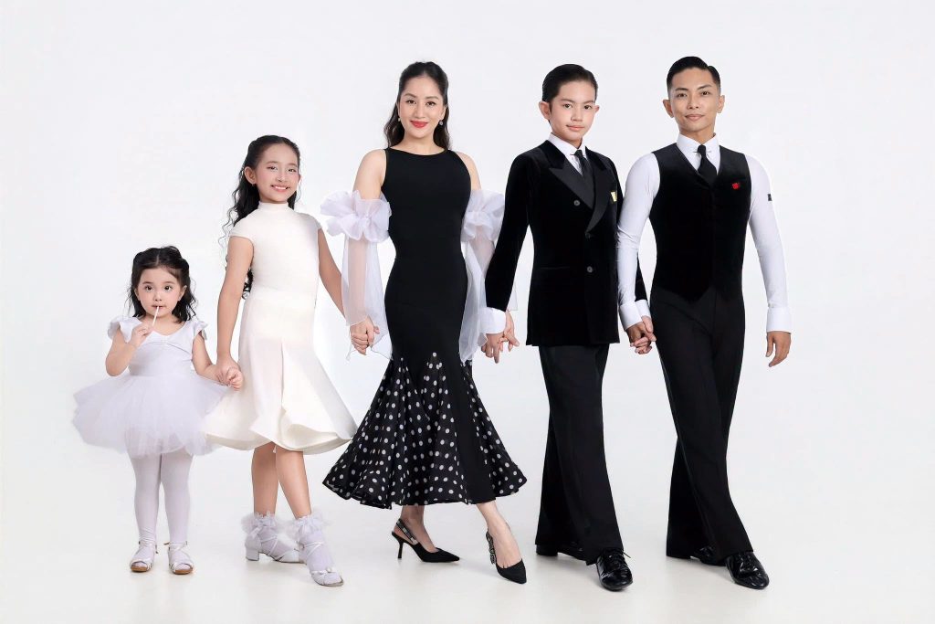 Khánh Thi - Phan Hiển khoe khoảnh khắc cả gia đình cùng khiêu vũ