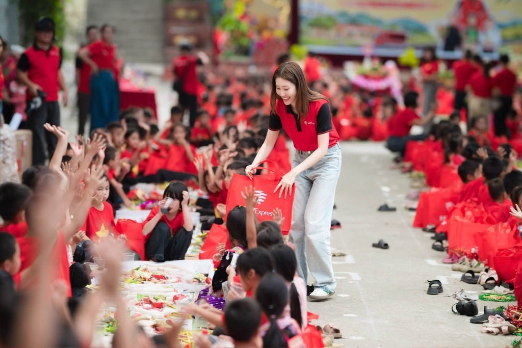 Thúy Ngân vượt đường khó, đón Trung thu cùng trẻ em vùng cao