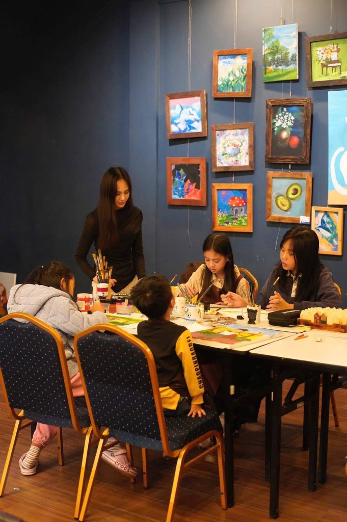 Hình ảnh một buổi tổ chức workshop vẽ tranh cho các bạn nhỏ cùng với sự hướng dẫn của Hoạ sĩ Đăng Uyên