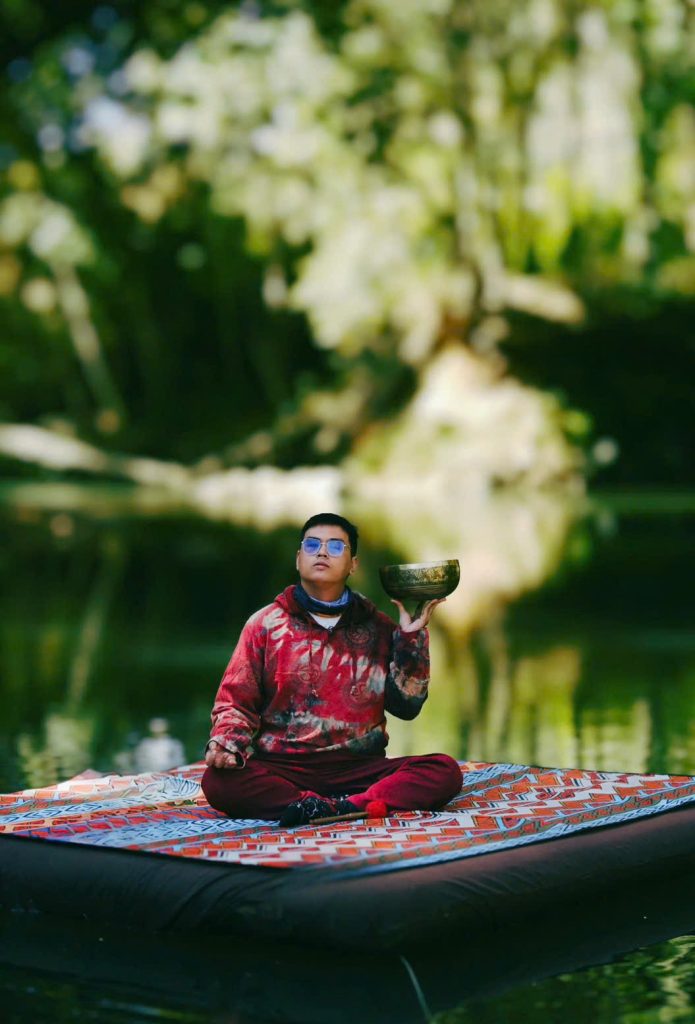 Master Sound Therapy Thành Phạm dành gần một thập kỷ nghiên cứu, thực hành chuông xoay Tây Tạng