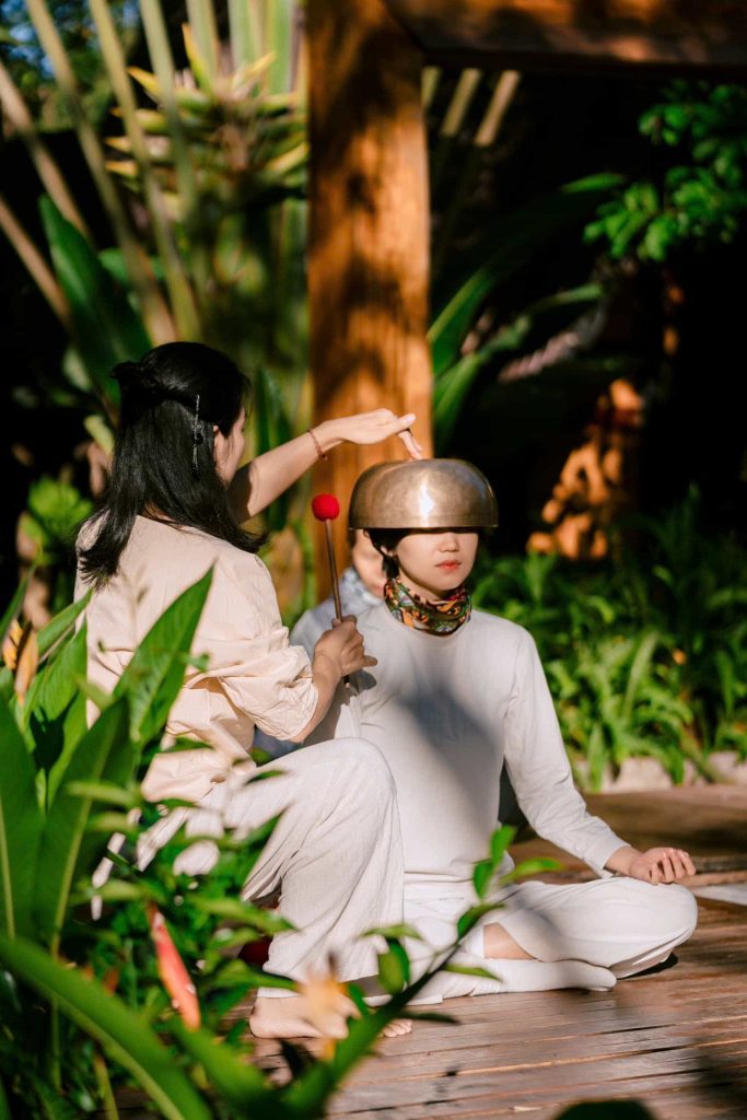Giữa sắc xanh thiên nhiên, Master Nguyễn Kiều Nhung nâng niu từng thanh âm Chuông Xoay Himalaya
