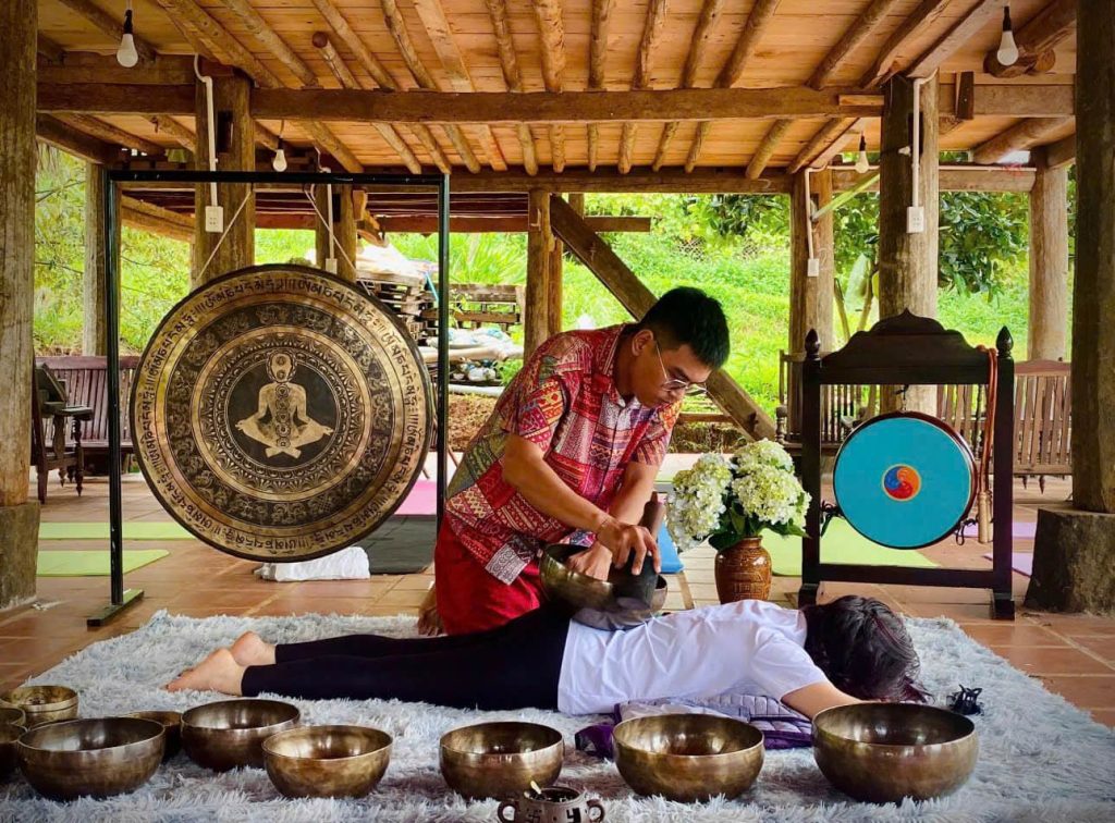 Từ những chiếc chuông xoay truyền thống đến không gian thực hành đa dạng, Master Sound Therapy Thành Phạm chú trọng sự hài hòa giữa kỹ thuật, nhịp điệu và cảm xúc