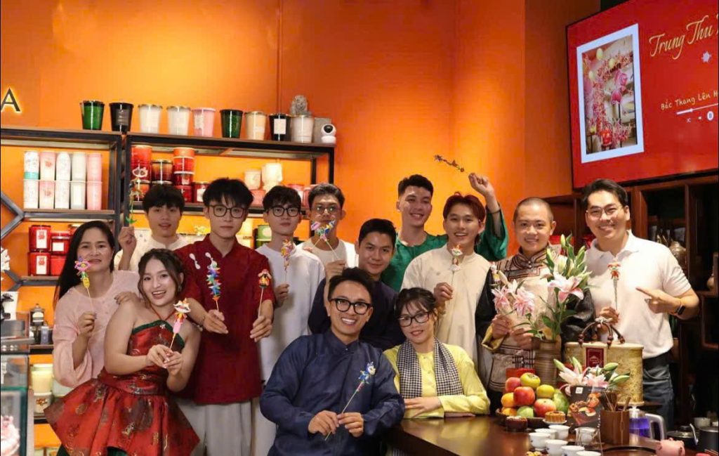 Nghệ nhân Lệ Quyên trong không gian workshop trải nghiệm tò he cùng các bạn trẻ