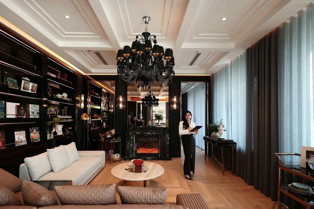 Trong không gian do Luxel kiến tạo, nhà thiết kế Hà Phạm thể hiện sự kết nối giữa ý tưởng thiết kế, lựa chọn vật liệu và trải nghiệm sống thực tế
